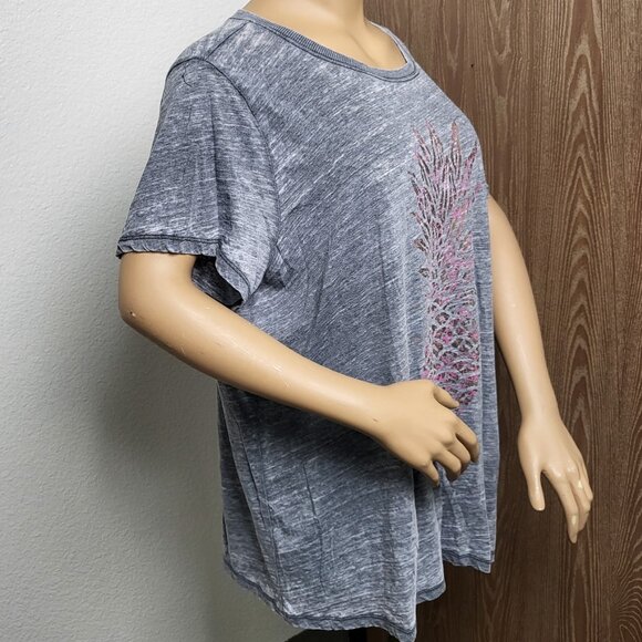 Torrid Classic Fit short-sleeve t-shirt with yellow gold metallic pineapple 3X - Picture 3 of 7